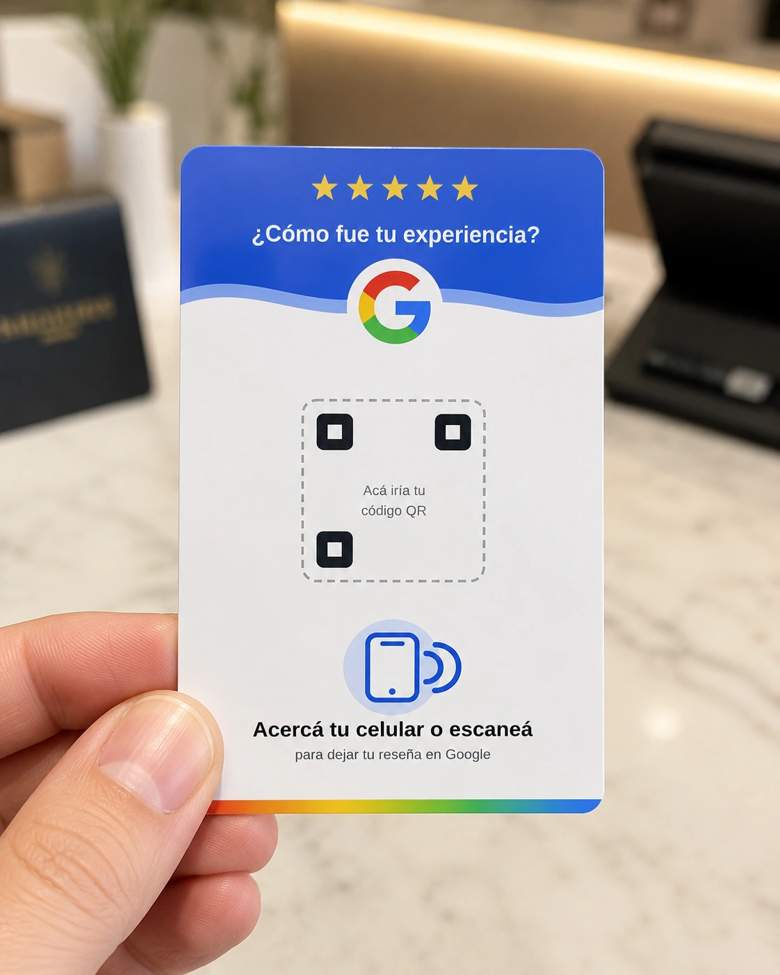 Tarjeta NFC de reseñas TusReviews en la mano
